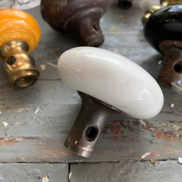 ANTIQUE PORCELAIN & BRASS DOOR KNOBS - Picture 7 of 9